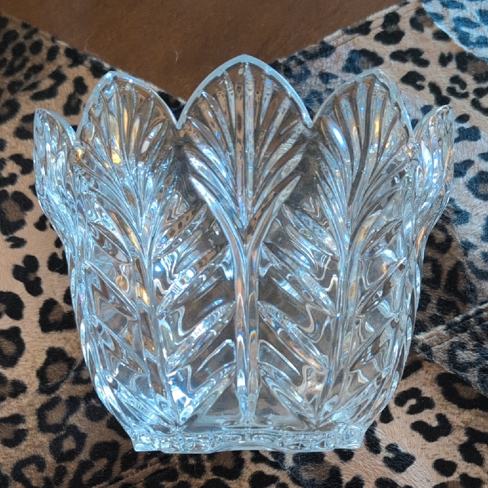 Elegant Clear Glass Leaf Design Vase